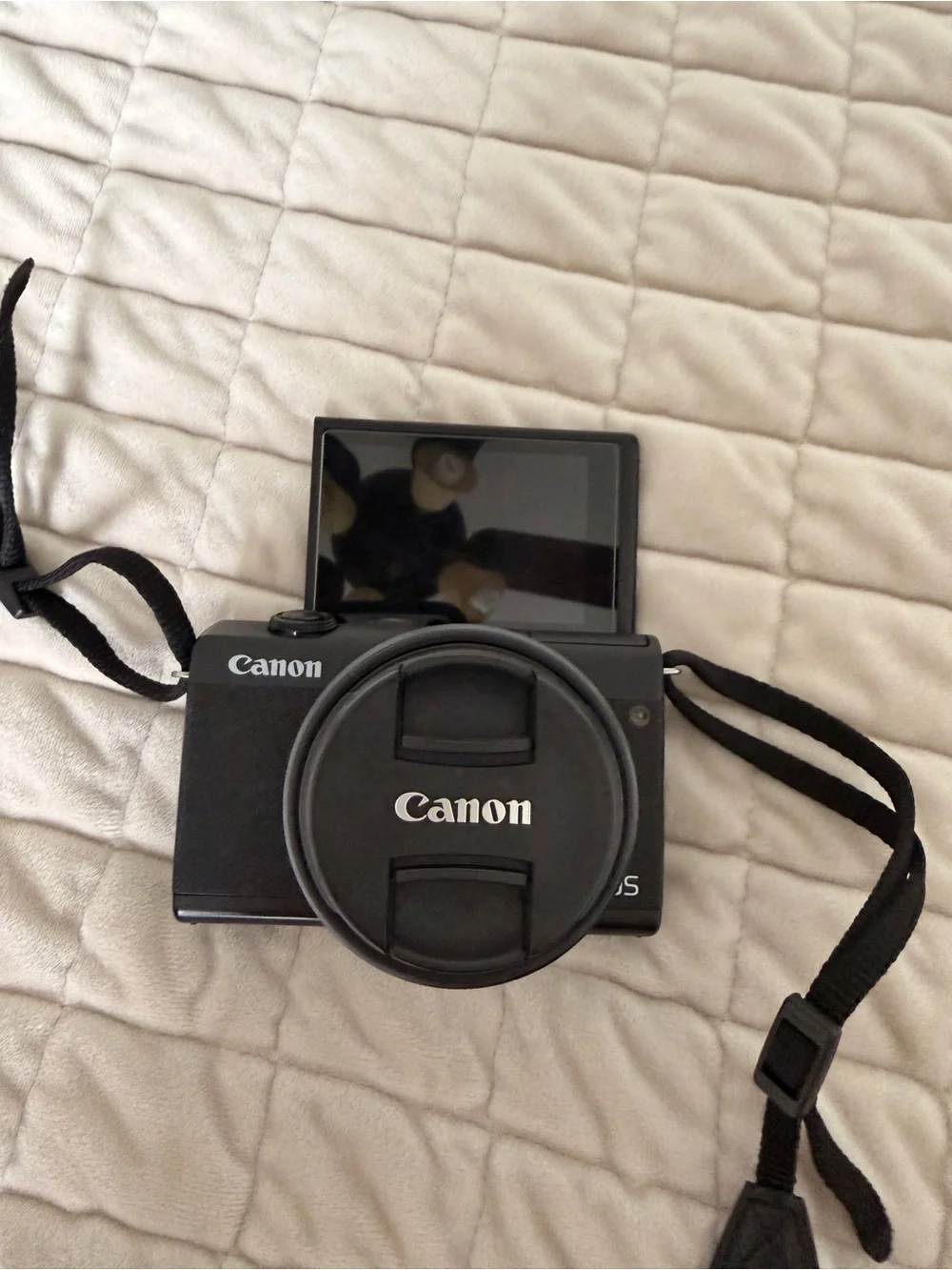 Canon EOS M200 Mirrorless camera with EF-M 15-45mm lense- Black